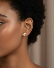 Charger l'image dans la galerie, Heart &amp; Emerald Studs - Arter Jewelry
